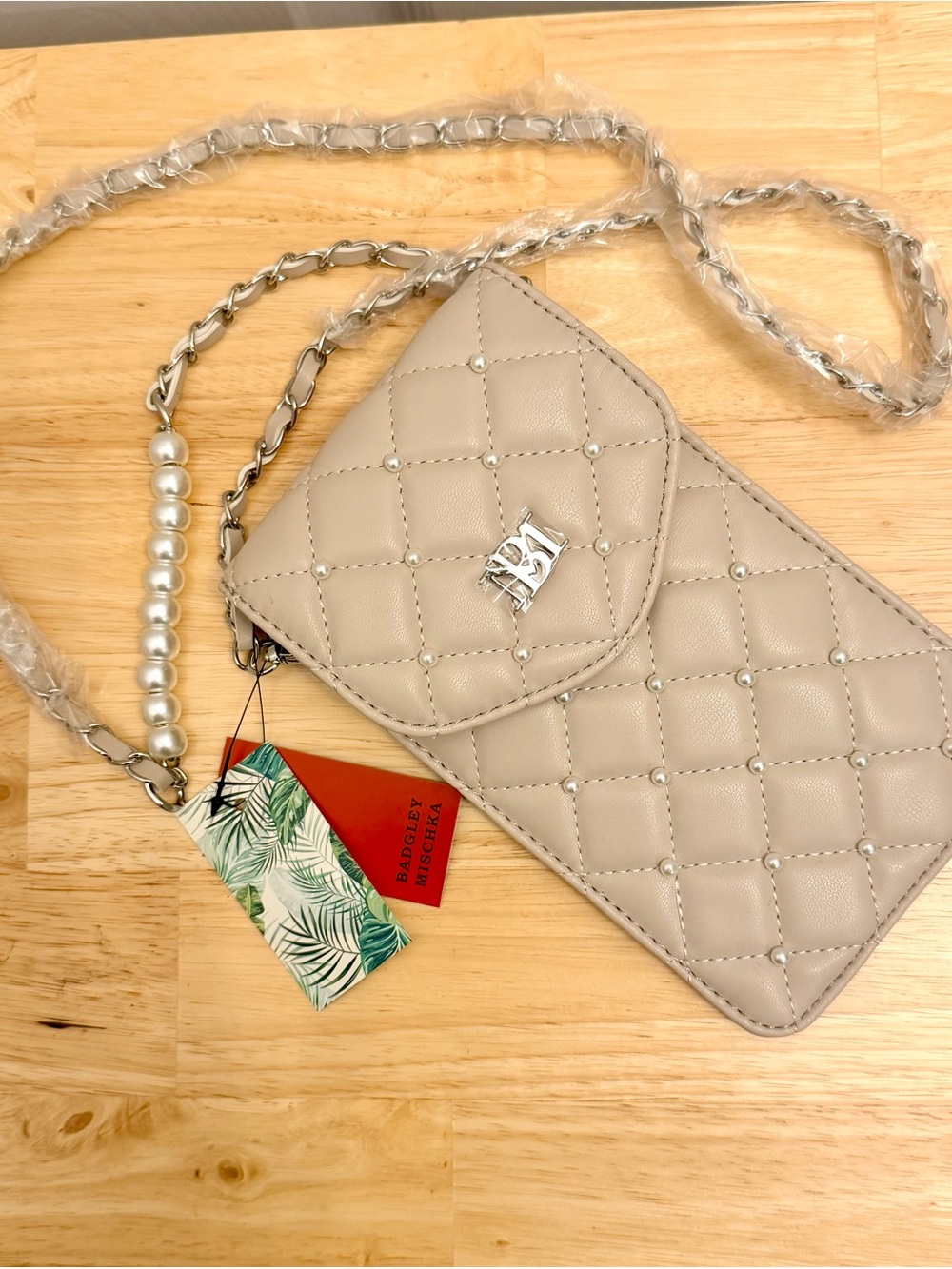 NWT Badgley Mischka Cream Quilted Pearl Phone Crossbody with Card Holder